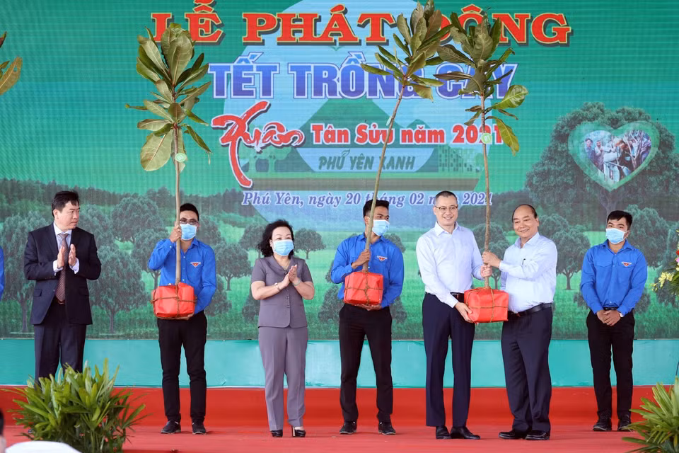 Thủ tướng Nguyễn Xuân Phúc phát động 'Tết trồng cây' Xuân Tân Sửu năm 2021 tại Phú Yên. (Ảnh: Thống Nhất/TTXVN)