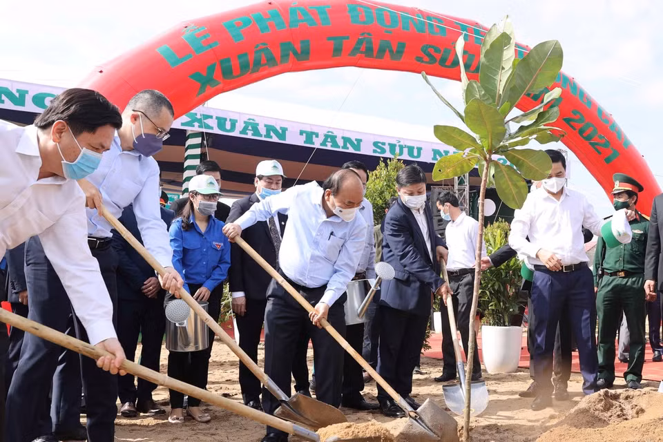 Thủ tướng Nguyễn Xuân Phúc và các đại biểu tham gia 'Tết trồng cây' Xuân Tân Sửu năm 2021. (Ảnh: Thống Nhất/TTXVN)