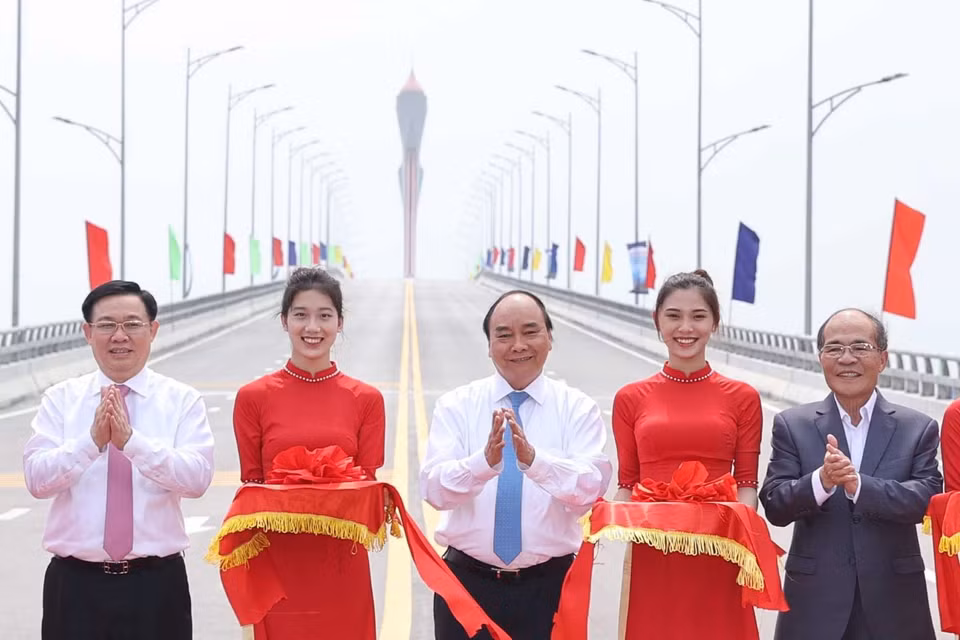  Thủ tướng Nguyễn Xuân Phúc và các đại biểu thực nghiện nghi thức cắt băng thông xe cầu Cửa Hội bắc qua Sông Lam. (Ảnh: Thống Nhất/TTXVN)