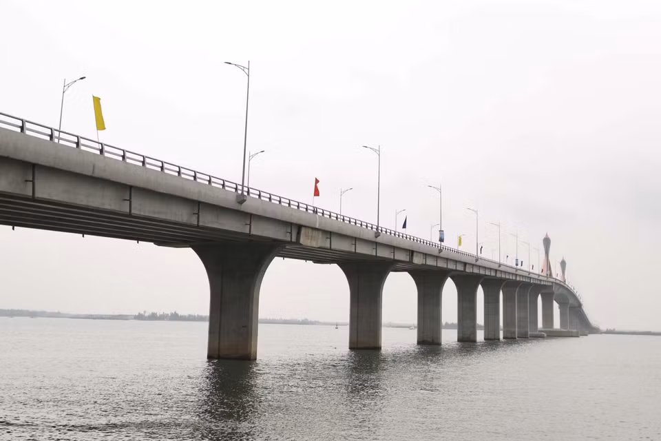 Cầu Cửa Hội bắc qua Sông Lam nối tỉnh Nghệ An và Hà Tĩnh. (Ảnh: Thống Nhất/TTXVN)