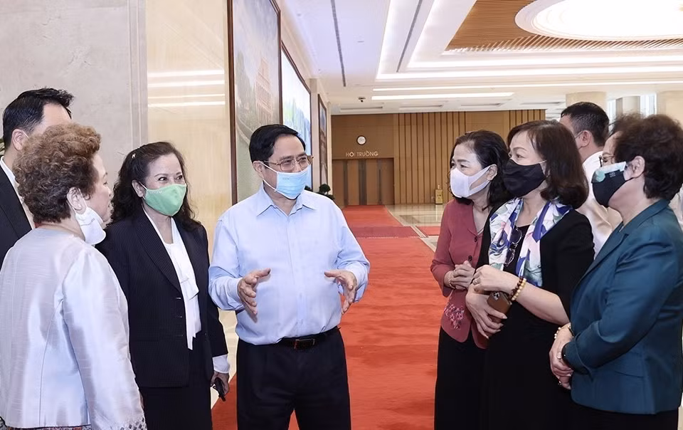 Thủ tướng Phạm Minh Chính với các đại biểu. (Ảnh: Dương Giang/TTXVN)
