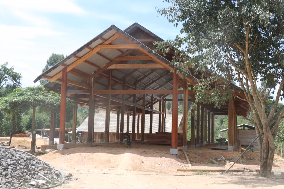 Lâm sản được khai thác trái phép ở rừng giáp ranh để dựng nhà gỗ tại thôn Ea Rớt, xã Cư Pui. (Ảnh: TTXVN)
