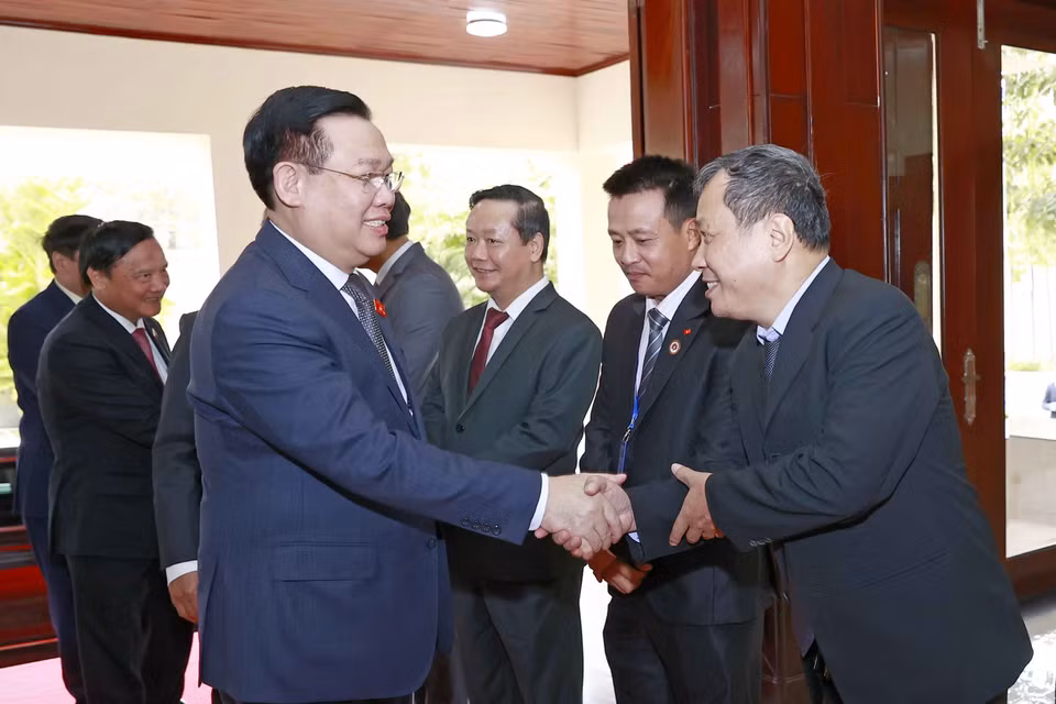 Chủ tịch Quốc hội Vương Đình Huệ với cán bộ Đại sứ quán Việt Nam. (Ảnh: Doãn Tấn/TTXVN)