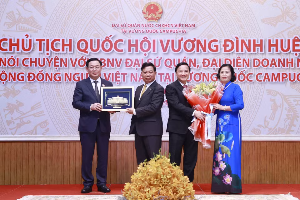 Chủ tịch Quốc hội Vương Đình Huệ tặng quà lưu niệm cho Đại sứ quán Việt Nam tại Campuchia. (Ảnh: Doãn Tấn/TTXVN)