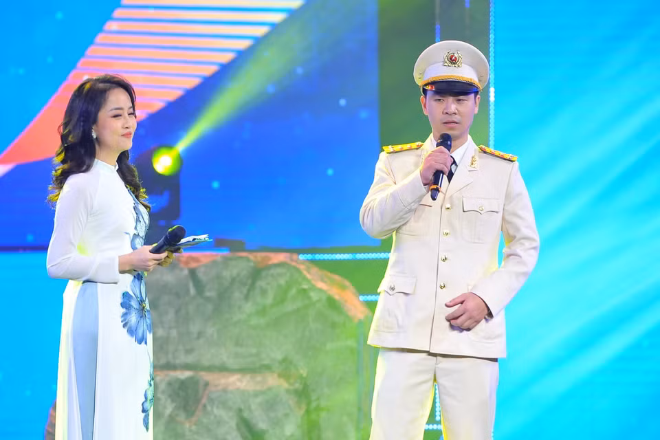 Giao lưu với Đại úy Lê Xuân Nam. (Ảnh: Minh Đức/TTXVN)