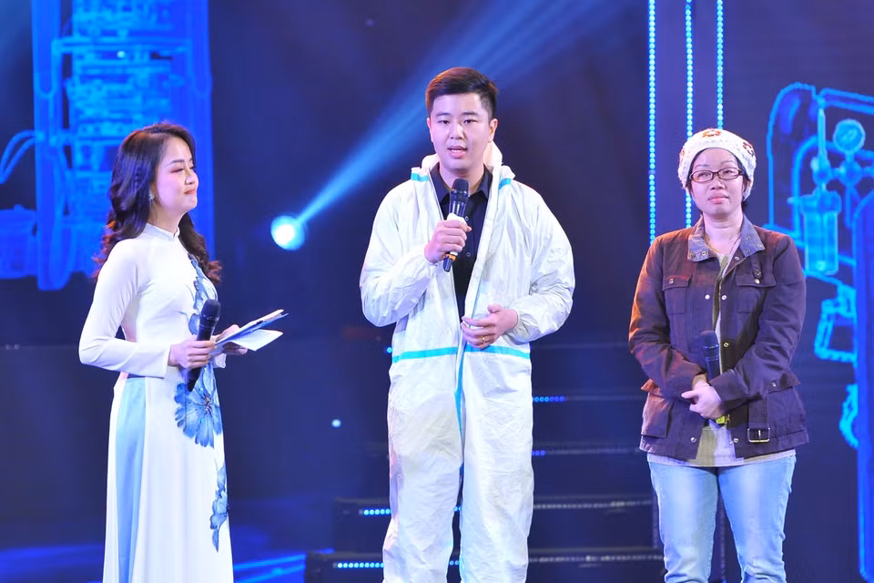 Giao lưu với bác sỹ Đỗ Doãn Bách. (Ảnh: Minh Đức/TTXVN)