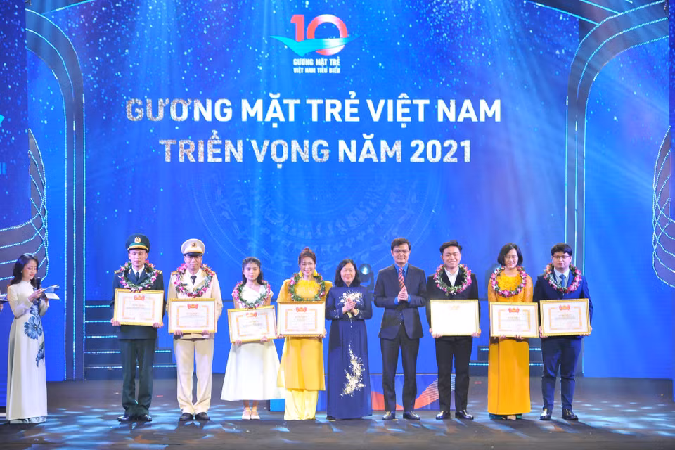 Bí thư Trung ương Đảng, Trưởng ban Dân vận Trung ương Bùi Thị Minh Hoài và Ủy viên dự khuyết Trung ương Đảng, Bí thư thường trực Trung ương Đoàn Bùi Quang Huy trao giải thưởng tuyên dương các Gương mặt trẻ Việt Nam triển vọng năm 2021. (Ảnh: Minh Đức/TTXVN)