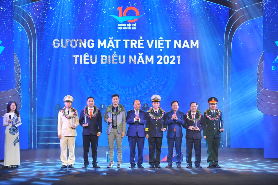 Chủ tịch nước Nguyễn Xuân Phúc và Bí thư thứ nhất Trung ương Đoàn, Chủ tịch Hội đồng Giải thưởng Gương mặt trẻ Việt Nam tiêu biểu năm 2021 Nguyễn Anh Tuấn trao biểu trưng tuyên dương các Gương mặt trẻ Việt Nam tiêu biểu năm 2021. (Ảnh: Minh Đức/TTXVN)