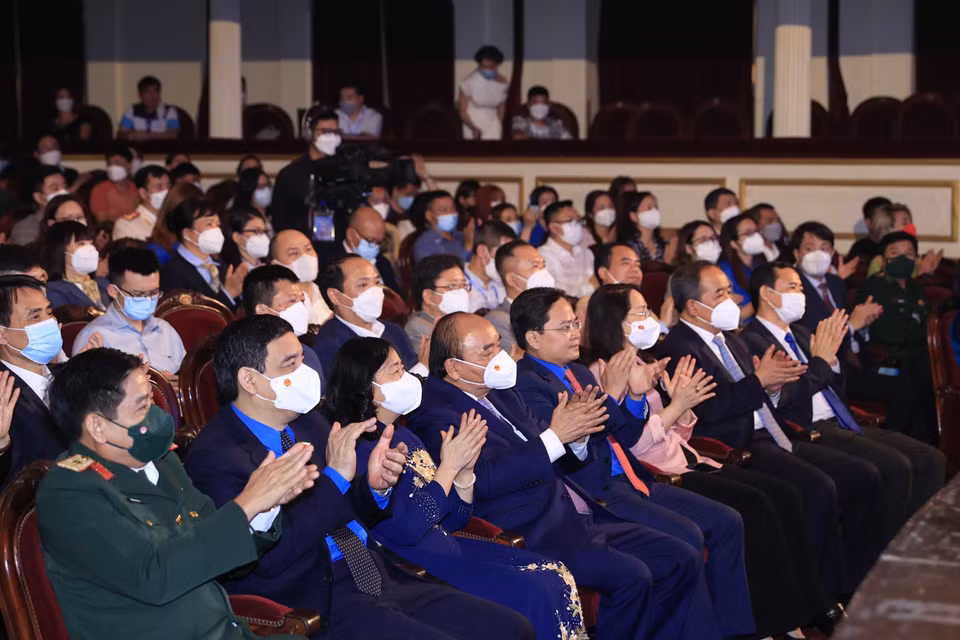 Chủ tịch nước Nguyễn Xuân Phúc và các đại biểu dự Lễ tuyên dương Gương mặt trẻ Việt Nam tiêu biểu năm 2021. (Ảnh: Thống Nhất/TTXVN)