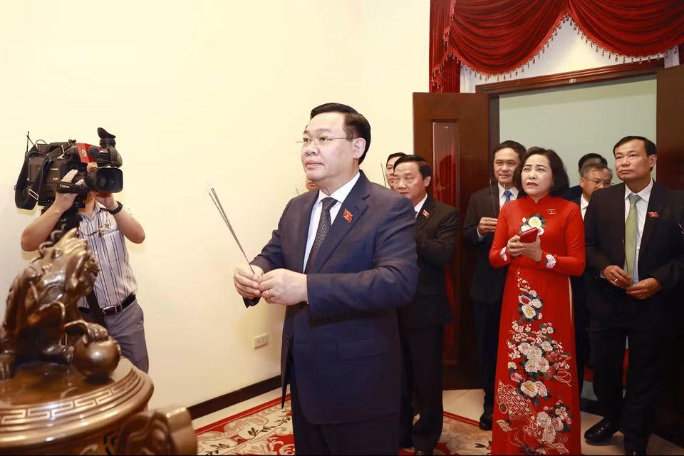 Chủ tịch Quốc hội Vương Đình Huệ dâng hương Chủ tịch Hồ Chí Minh tại Đại sứ quán. (Ảnh: Doãn Tấn/TTXVN)