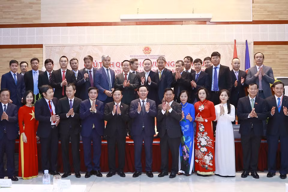 Chủ tịch Quốc hội Vương Đình Huệ với đại biểu. (Ảnh: Doãn Tấn/TTXVN)