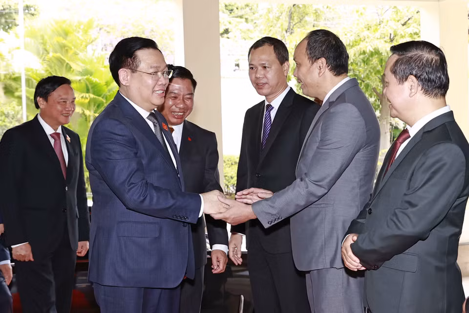 Chủ tịch Quốc hội Vương Đình Huệ với cán bộ Đại sứ quán Việt Nam. (Ảnh: Doãn Tấn/TTXVN)