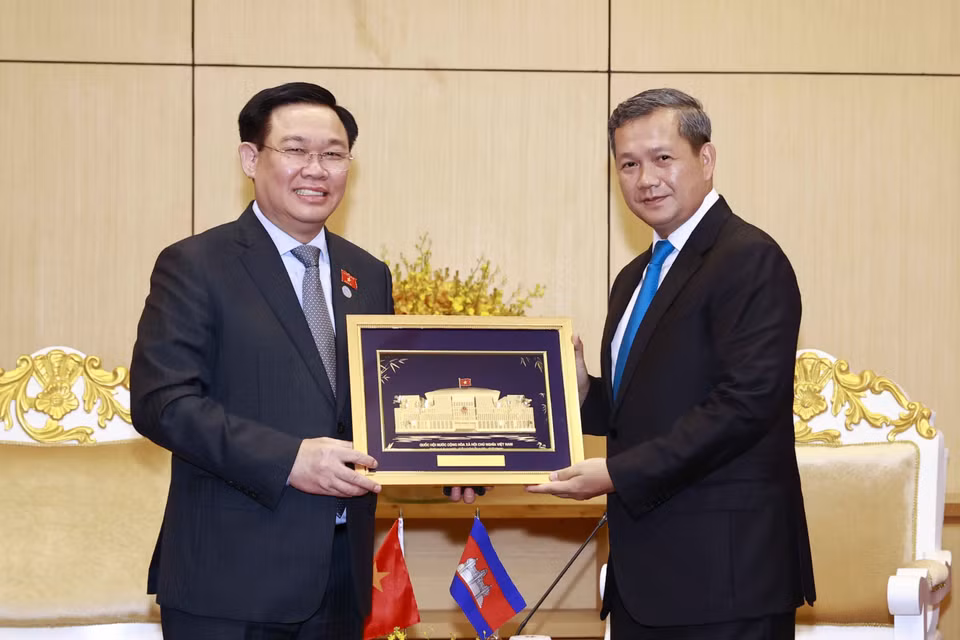 Chủ tịch Quốc hội Vương Đình Huệ trao vật phẩm lưu niệm tặng Đại tướng Hun Manet, Phó Tổng Tư lệnh quân đội Hoàng gia, Phó Tư lệnh lục quân Campuchia. (Ảnh: Doãn Tấn/TTXVN)