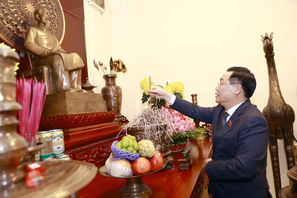 Chủ tịch Quốc hội Vương Đình Huệ dâng hương Chủ tịch Hồ Chí Minh tại Đại sứ quán. (Ảnh: Doãn Tấn/TTXVN)