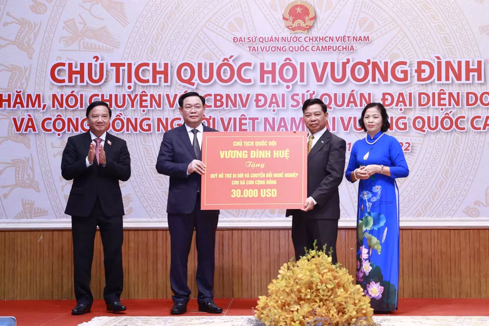 Chủ tịch Quốc hội Vương Đình Huệ tặng quỹ hỗ trợ di dời và chuyển đổi nghề nghiệp cho bà con cộng đồng cho Đại sứ quán Việt Nam tại Campuchia. (Ảnh: Doãn Tấn/TTXVN)