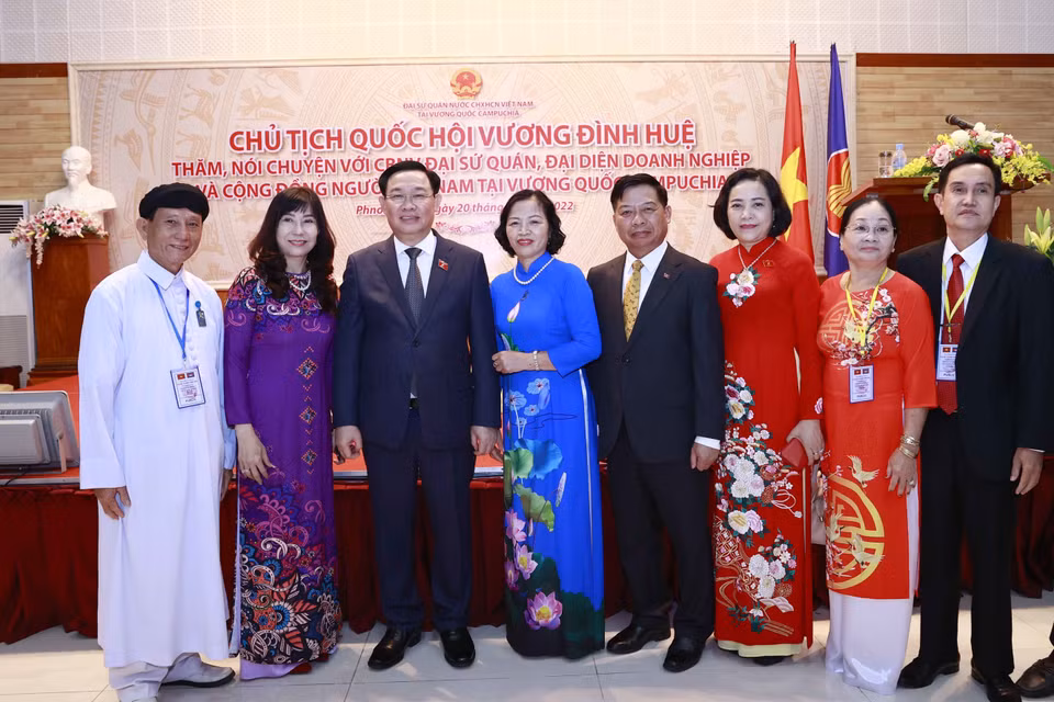 Chủ tịch Quốc hội Vương Đình Huệ với đại biểu. (Ảnh: Doãn Tấn/TTXVN)