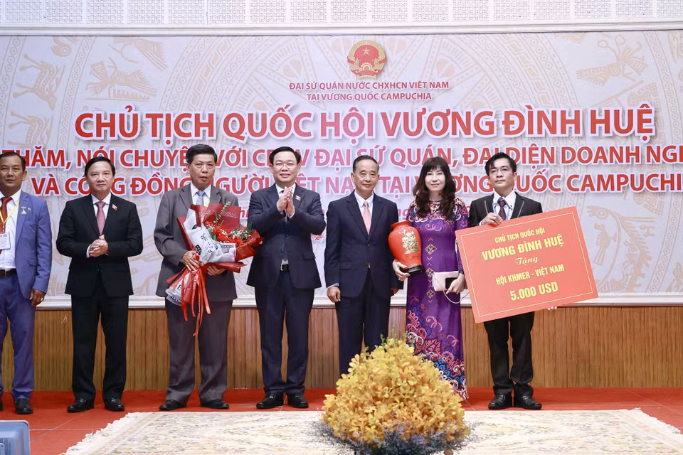 Chủ tịch Quốc hội Vương Đình Huệ tặng Hội Khmer-Việt Nam, đại diện cộng đồng người Việt tại Campuchia. (Ảnh: Doãn Tấn/TTXVN)