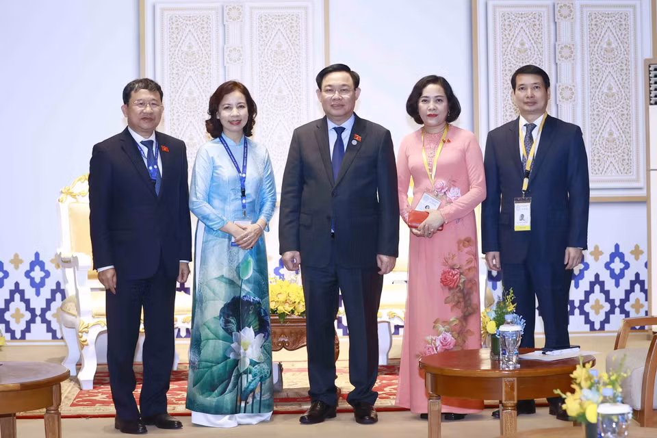 Chủ tịch Quốc hội Vương Đình Huệ chụp ảnh lưu niệm với Tổng Thư ký AIPA Nguyễn Tường Vân và các đại biểu. (Ảnh: Doãn Tấn/TTXVN)