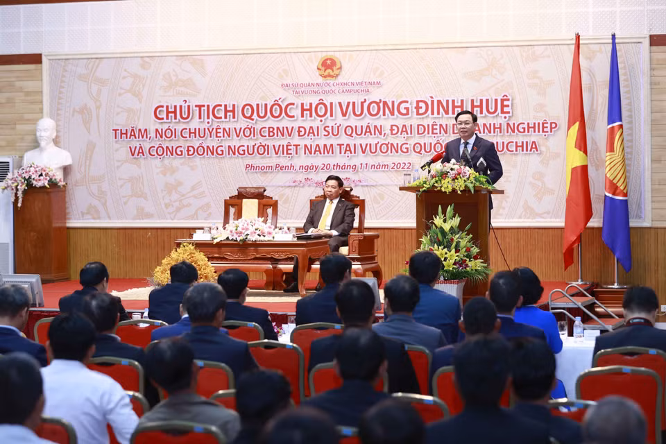 Chủ tịch Quốc hội Vương Đình Huệ nói chuyện với cán bộ Đại sứ quán Việt Nam, cộng đồng người Việt tại Campuchia. (Ảnh: Doãn Tấn/TTXVN)