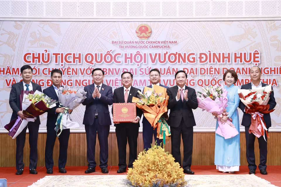 Chủ tịch Quốc hội Vương Đình Huệ tặng quà cho đại diện cộng đồng người Việt tại Campuchia. (Ảnh: Doãn Tấn/TTXVN)