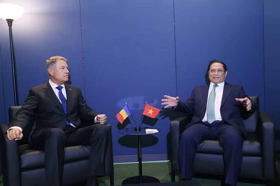 Thủ tướng Phạm Minh Chính gặp Tổng thống Romania Klaus Iohannis. (Ảnh: Dương Giang/TTXVN)