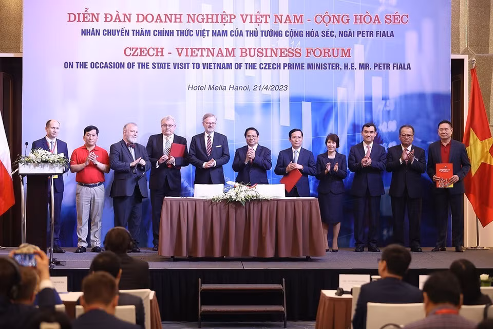 Thủ tướng Phạm Minh Chính và Thủ tướng Séc Petr Fiala chứng kiến ký Thỏa thuận hợp tác giữa Công ty Hàng không Séc và Hãng Hàng không Vietjet Air về hợp tác đào tạo phi công thương mại với các giấy phép phi công tư nhân, thiết bị bay, đào tạo về vận tải hàng không. (Ảnh: Dương Giang/TTXVN)