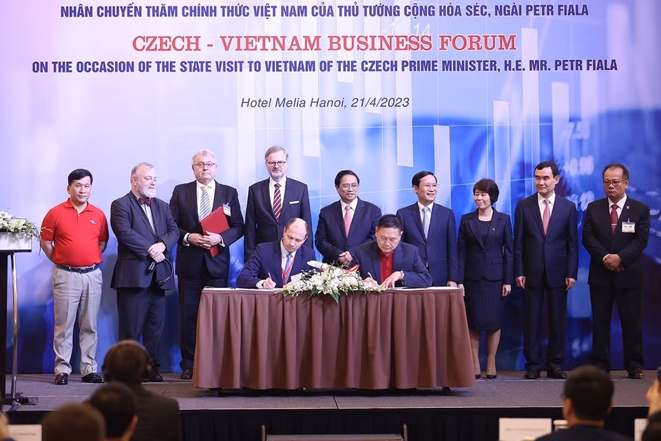 Thủ tướng Phạm Minh Chính và Thủ tướng Séc Petr Fiala chứng kiến ký Thỏa thuận hợp tác giữa Công ty Hàng không Séc và hãng Hàng không Vietjet Air về hợp tác đào tạo phi công thương mại với các giấy phép phi công tư nhân, thiết bị bay, đào tạo về vận tải hàng không. (Ảnh: Dương Giang/TTXVN)