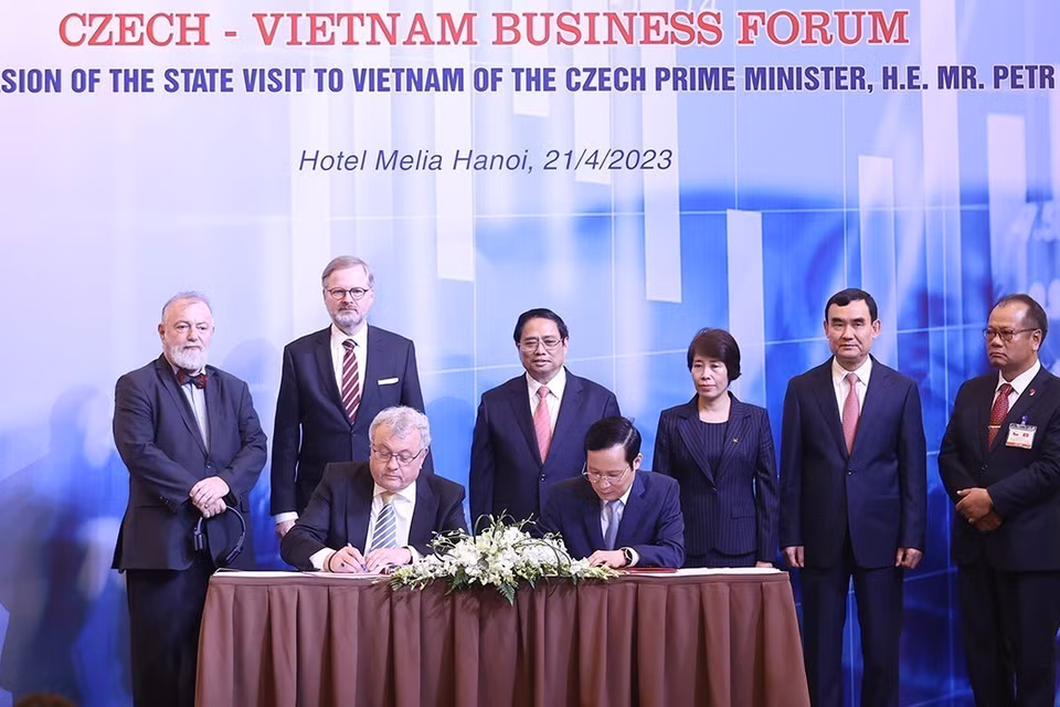 Thủ tướng Phạm Minh Chính và Thủ tướng Séc Petr Fiala chứng kiến ký Thỏa thuận hợp tác giữa Liên đoàn Thương mại và Công nghiệp Việt Nam và Phòng thương mại Cộng hòa Séc trong công tác trao đổi kinh nghiệm, phối hợp hỗ trợ doanh nghiệp hai nước. (Ảnh: Dương Giang/TTXVN)