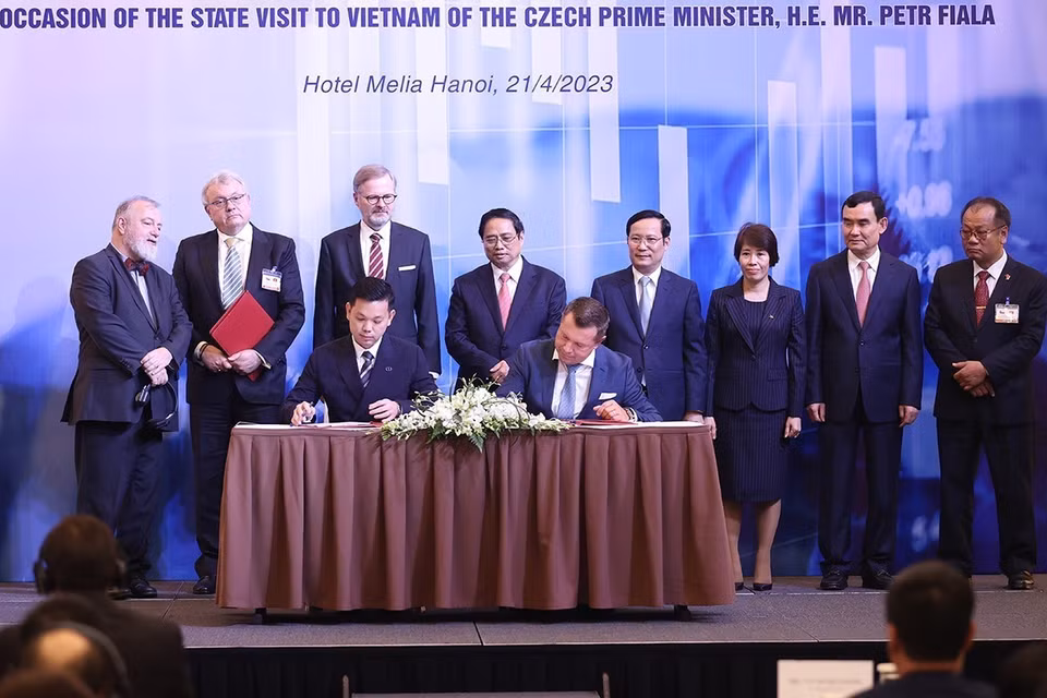 Thủ tướng Phạm Minh Chính và Thủ tướng Séc Petr Fiala chứng kiến ký Biên bản ghi nhớ giữa Tập đoàn Armex và Tổng Công ty Điện lực Dầu khí Việt Nam về tăng cường, đẩy mạnh hợp tác chung giữa hai đơn vị. (Ảnh: Dương Giang/TTXVN)