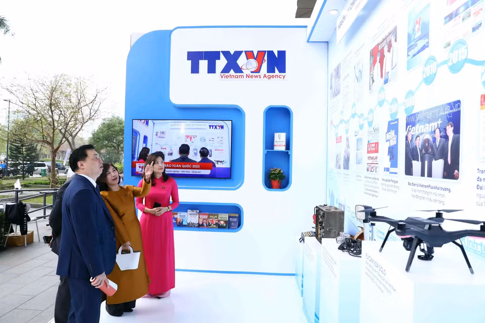 Các đại biểu tham quan gian trưng bày của Thông tấn xã Việt Nam. (Ảnh: Phạm Kiên/TTXVN)