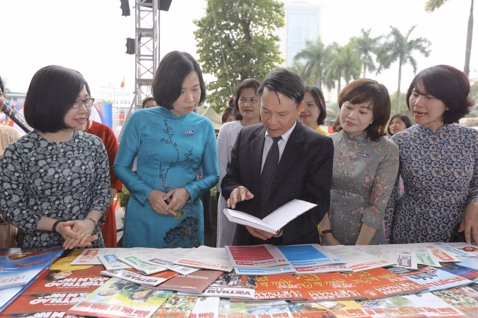 Phó Chủ tịch Hội Nhà báo Việt Nam Nguyễn Đức Lợi tham quan gian trưng bày của Thông tấn xã Việt Nam tại Hội báo. (Ảnh: Minh Quyết/TTXVN)