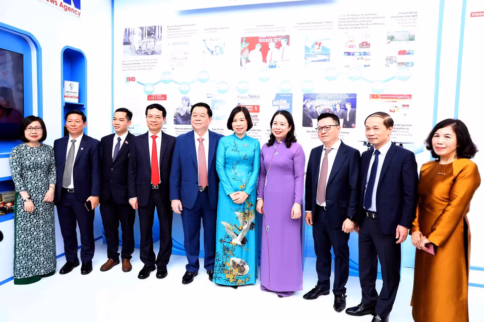Trưởng Ban Tuyên giáo Trung ương Nguyễn Trọng Nghĩa, Phó Chủ tịch nước Võ Thị Ánh Xuân cùng các đại biểu tham quan gian trưng bày các ấn phẩm của Thông tấn xã Việt Nam. (Ảnh: Phạm Kiên/TTXVN)