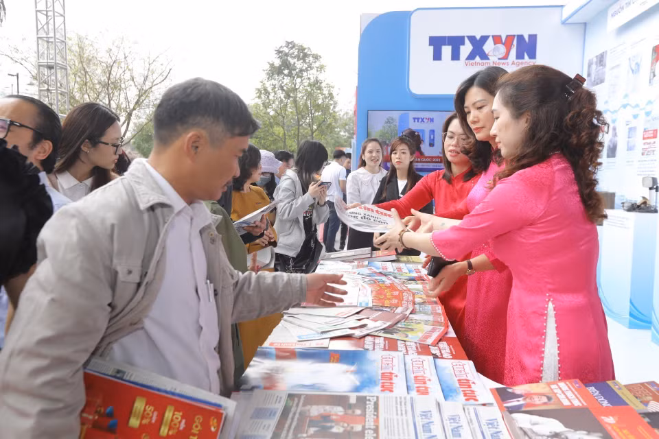 Khách tham quan gian trưng bày của Thông tấn xã Việt Nam tại Hội báo. (Ảnh: Minh Quyết/TTXVN)