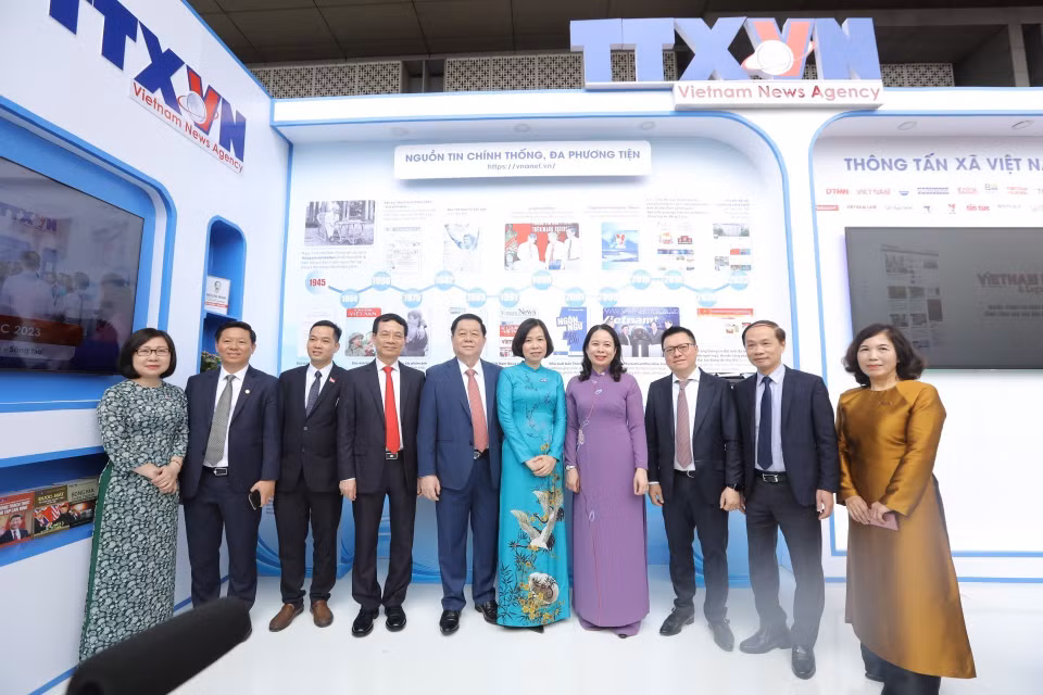 Ông Nguyễn Trọng Nghĩa, Bí thư Trung ương Đảng, Trưởng Ban Tuyên giáo Trung ương và các đại biểu tại gian trưng bày của Thông tấn xã Việt Nam tại Hội báo. (Ảnh: Minh Quyết/TTXVN)