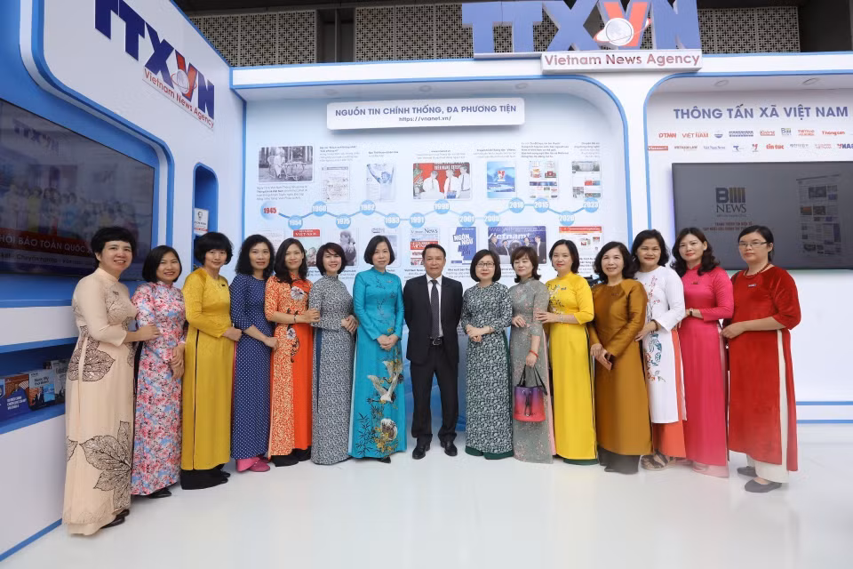 Phó Chủ tịch Hội Nhà báo Việt Nam Nguyễn Đức Lợi và các đại biểu tại gian trưng bày của Thông tấn xã Việt Nam tại Hội báo. (Ảnh: Minh Quyết/TTXVN)