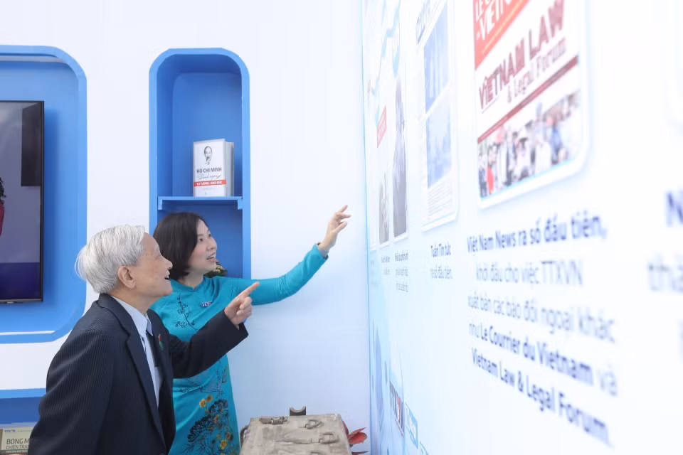 Đại biểu tham quan gian trưng bày của Thông tấn xã Việt Nam tại Hội báo. (Ảnh: Minh Quyết/TTXVN)