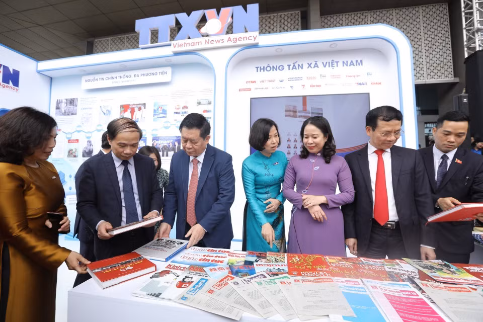 Bí thư Trung ương Đảng, Trưởng ban Tuyên giáo Trung ương Nguyễn Trọng Nghĩa, Phó Chủ tịch nước Võ Thị Ánh Xuân, Bộ trưởng Bộ Thông tin Truyền thông Nguyễn Mạnh Hùng cùng các đại biểu tham quan gian hàng của Thông tấn xã Việt Nam. (Ảnh: Minh Quyết/TTXVN)