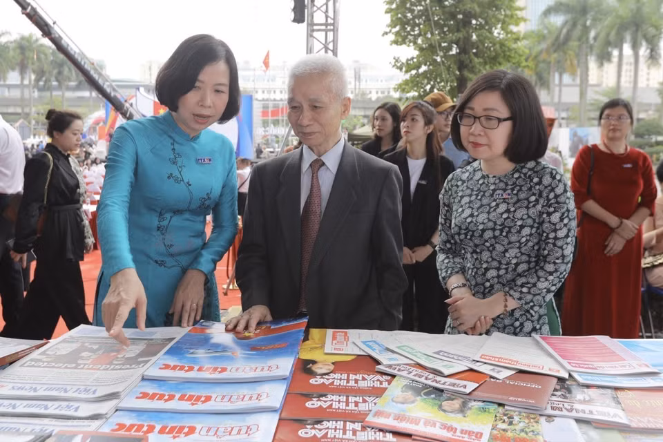 Nguyên Tổng Giám đốc Thông tấn xã Việt Nam Lê Quốc Trung tham quan gian trưng bày của Thông tấn xã Việt Nam tại Hội báo. (Ảnh: Minh Quyết/TTXVN)