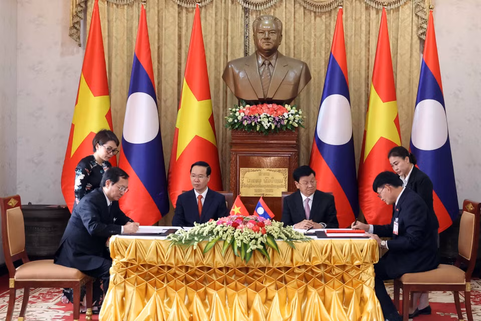 Chủ tịch nước Võ Văn Thưởng và Tổng Bí thư, Chủ tịch nước Cộng hòa dân chủ Nhân dân Lào Thongloun Sisoulith chứng kiến lễ ký biên bản ghi nhớ về hợp tác trong lĩnh vực khoa học giữa Bộ Khoa học và Công nghệ Việt Nam và Bộ Giáo dục và Thể thao Lào. (Ảnh: Thống Nhất/TTXVN)