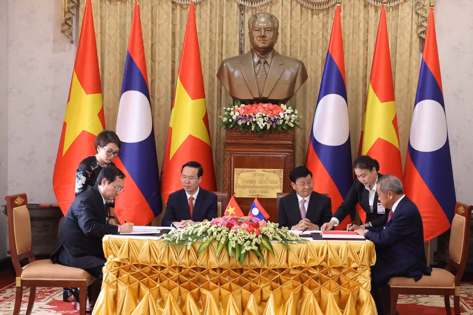 Chủ tịch nước Võ Văn Thưởng và Tổng Bí thư, Chủ tịch nước Cộng hòa dân chủ Nhân dân Lào Thongloun Sisoulith chứng kiến lễ ký biên bản ghi nhớ về hợp tác trong lĩnh vực công nghệ và đổi mới sáng tạo giữa Bộ Khoa học và Công nghệ Việt Nam và Bộ Công nghệ và Truyền thông Lào. (Ảnh: Thống Nhất/TTXVN)