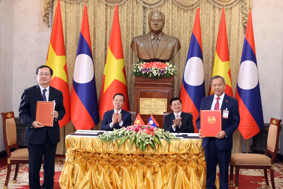 Chủ tịch nước Võ Văn Thưởng và Tổng Bí thư, Chủ tịch nước Cộng hòa dân chủ Nhân dân Lào Thongloun Sisoulith chứng kiến lễ ký Biên bản ghi nhớ về hợp tác trong lĩnh vực công nghệ và đổi mới sáng tạo giữa Bộ Khoa học và Công nghệ Việt Nam và Bộ Công nghệ và Truyền thông Lào. (Ảnh: Thống Nhất/TTXVN)