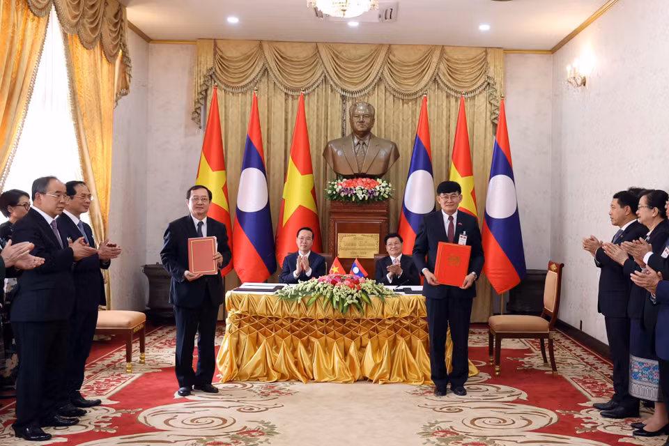 Chủ tịch nước Võ Văn Thưởng và Tổng Bí thư, Chủ tịch nước Cộng hòa dân chủ Nhân dân Lào Thongloun Sisoulith chứng kiến lễ ký biên bản ghi nhớ về hợp tác trong lĩnh vực khoa học giữa Bộ Khoa học và Công nghệ Việt Nam và Bộ Giáo dục và Thể thao Lào. (Ảnh: Thống Nhất/TTXVN)
