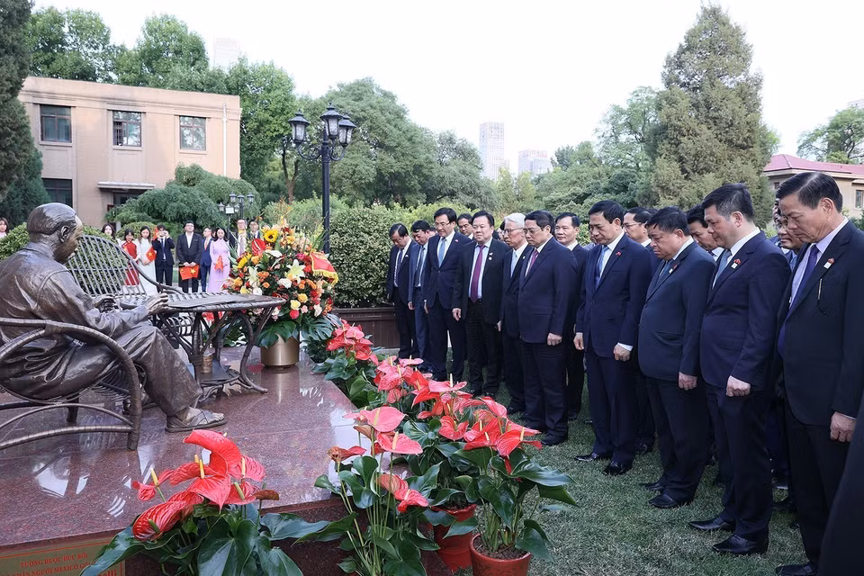 Thủ tướng Phạm Minh Chính và đoàn dâng hoa tưởng niệm Chủ tịch Hồ Chí Minh. (Ảnh: Dương Giang/TTXVN)