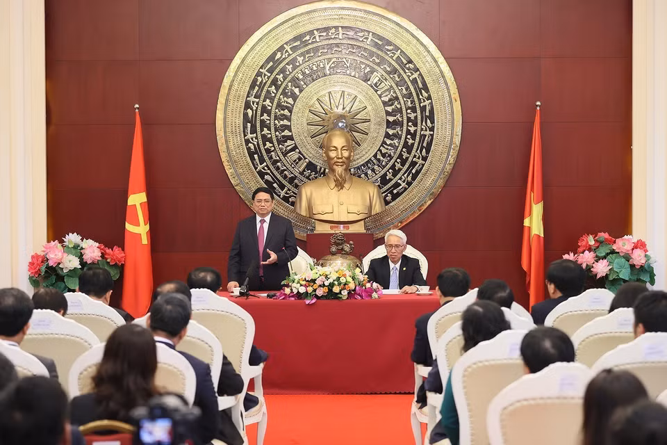 Thủ tướng Phạm Minh Chính động viên cán bộ, nhân viên Đại sứ quán và cộng đồng người Việt Nam tại Trung Quốc. (Ảnh: Dương Giang/TTXVN)