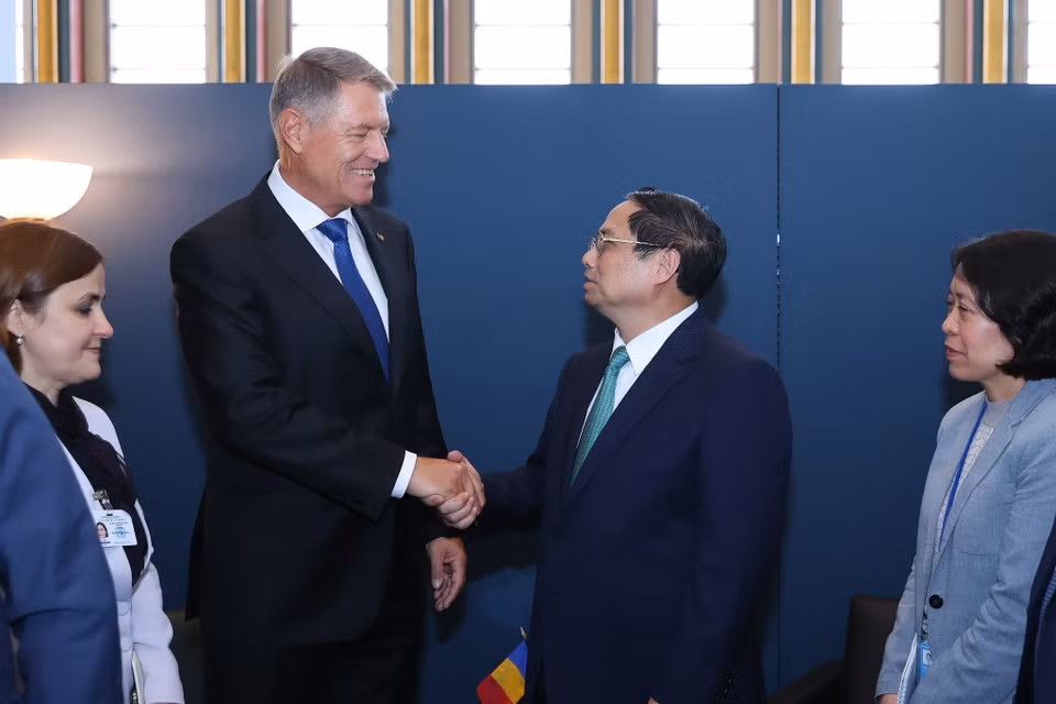 Thủ tướng Phạm Minh Chính gặp Tổng thống Romania Klaus Iohannis. (Ảnh: Dương Giang/TTXVN)