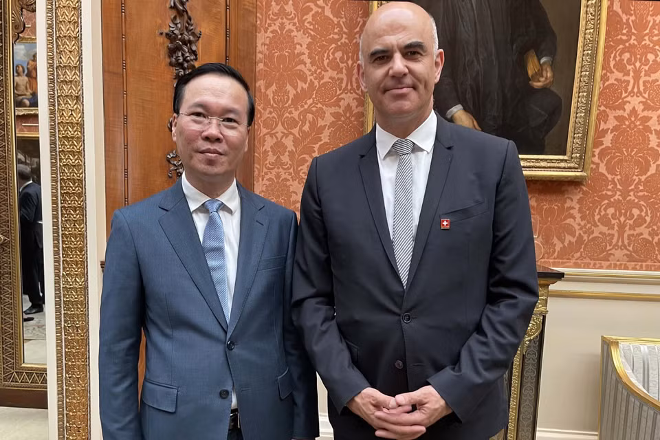 Chủ tịch nước Võ Văn Thưởng gặp Tổng thống Thụy Sỹ Alain Berset. (Ảnh: TTXVN phát)