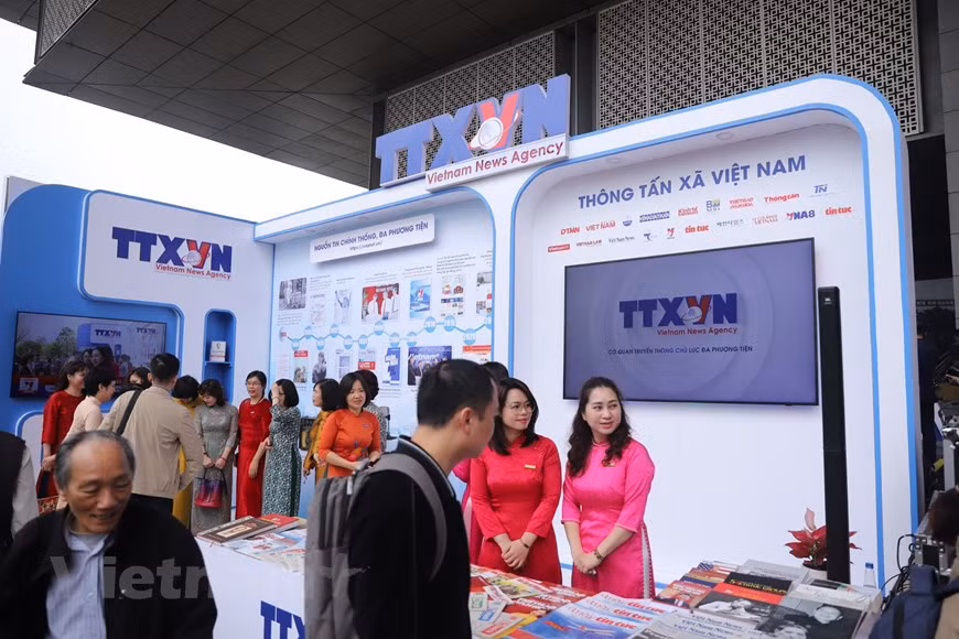 Khu vực gian trưng bày các sản phẩm báo chí của Thông tấn xã Việt Nam thu hút đông đảo khách tham quan. (Ảnh: Hoài Nam/Vietnam+)