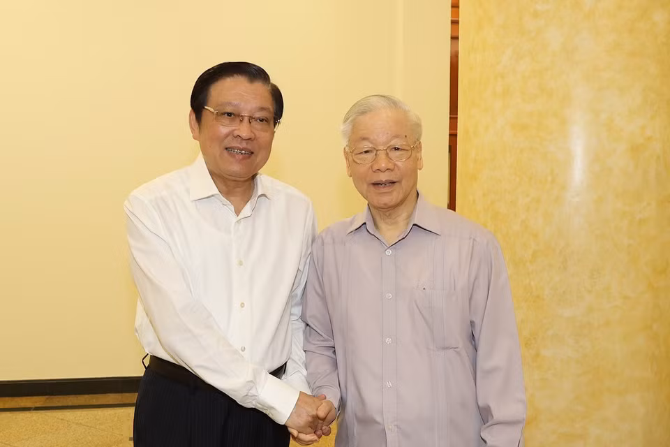 Tổng Bí thư Nguyễn Phú Trọng và ông Phan Đình Trạc, Ủy viên Bộ Chính trị, Bí thư Trung ương Đảng, Trưởng Ban Nội chính Trung ương, Phó Trưởng ban Thường trực Ban Chỉ đạo Trung ương về phòng, chống tham nhũng, tiêu cực. (Ảnh: Trí Dũng/TTXVN)