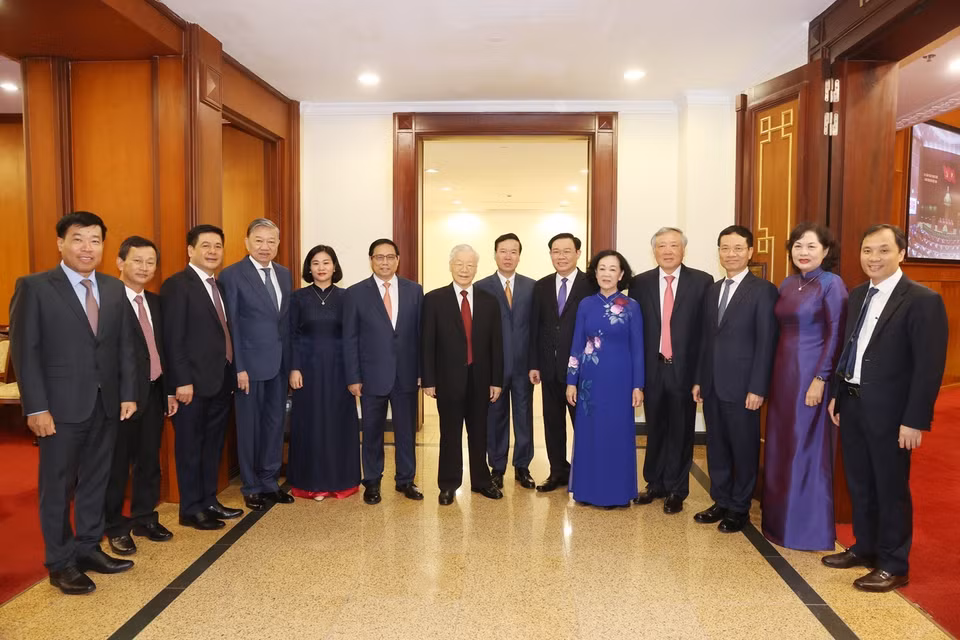 Tổng Bí thư Nguyễn Phú Trọng với các vị lãnh đạo Đảng, Nhà nước và các đại biểu tại phiên bế mạc hội nghị. (Ảnh: Trí Dũng/TTXVN)