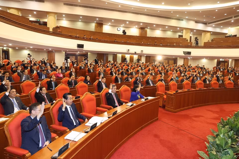 Các đại biểu biểu quyết thông qua Nghị quyết Hội nghị Trung ương giữa nhiệm kỳ khóa XIII. (Ảnh: Trí Dũng/TTXVN)